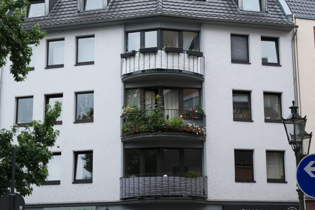 Mehrfamilienhaus mit Balkonen als Beispiel für energieeffizientes Wohnen im Eigenheim